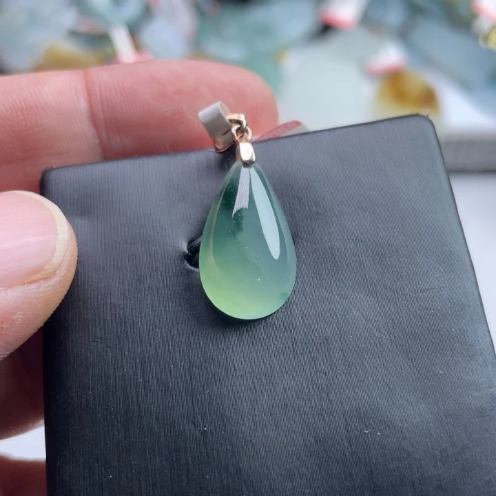 翡翠未镶嵌颈饰挂件