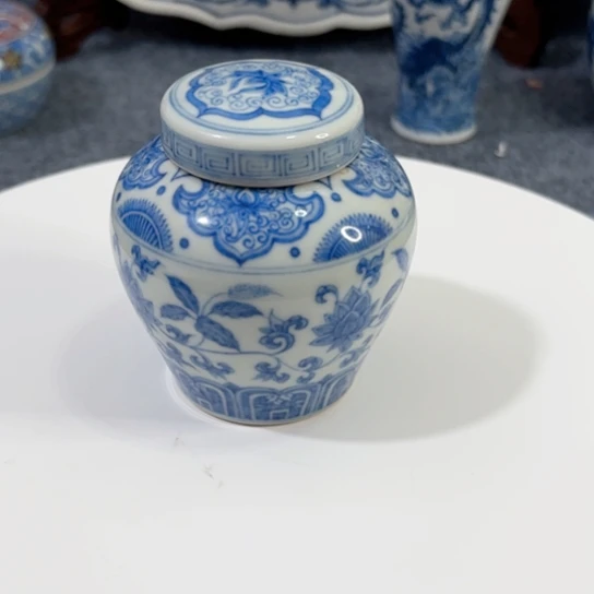 用***伢壶一个青花缠枝花卉罐子