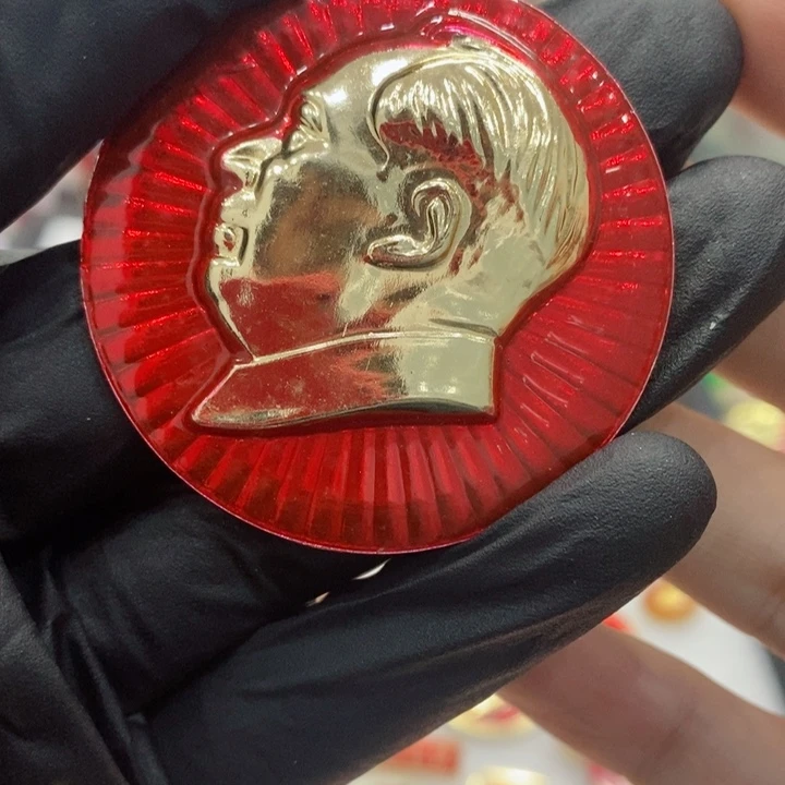 其他普通金属用****3红色纪念章 忠