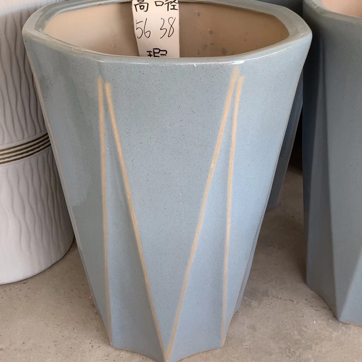 花盆的颜色是蓝色还是蓝色