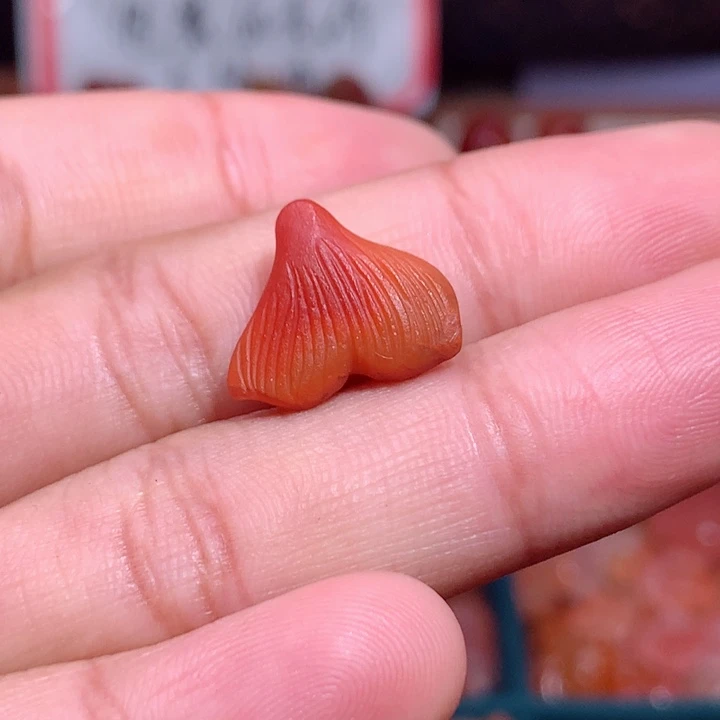 南红玛瑙未镶嵌南红包浆鱼尾