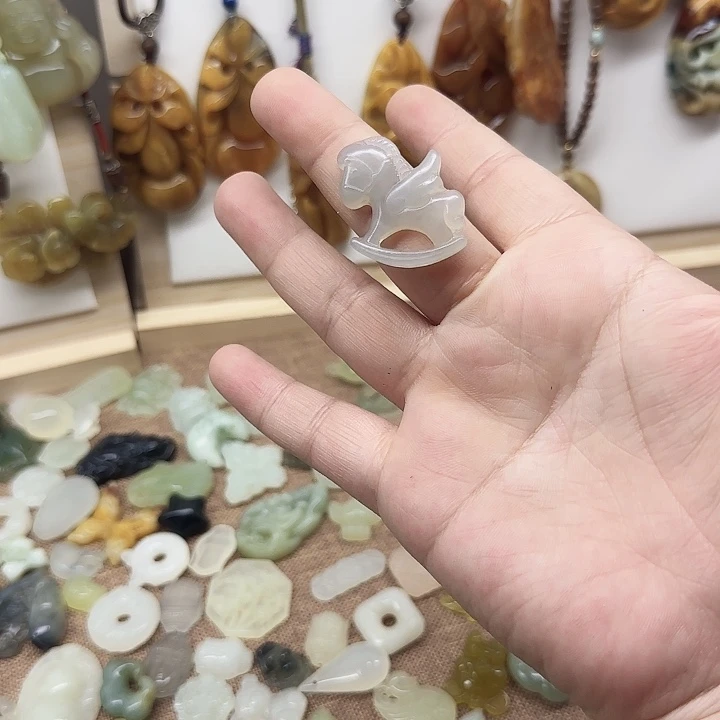 岫玉合金颈饰马上有米