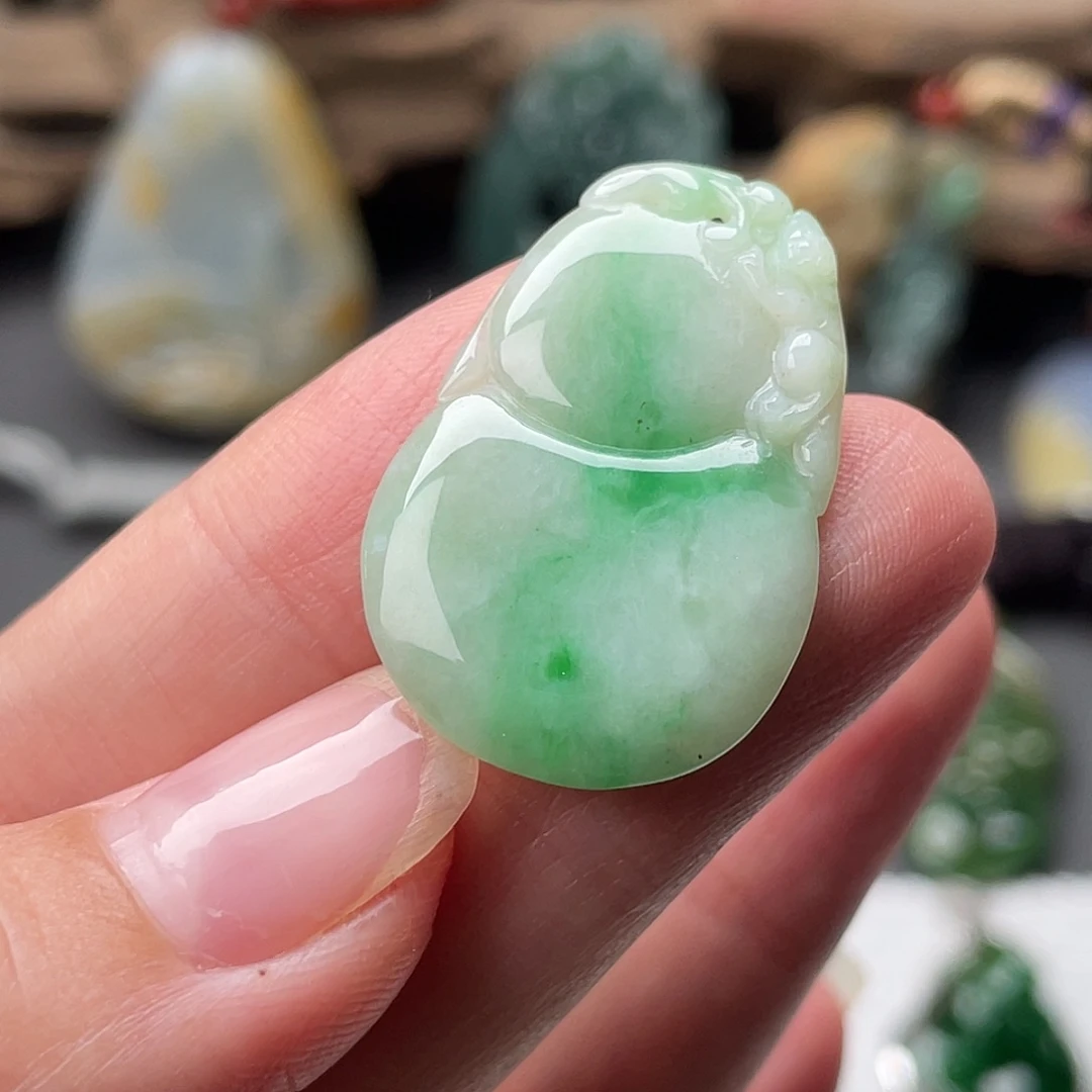 翡翠未镶嵌颈饰葫芦