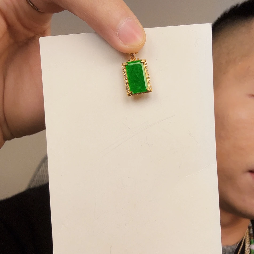 翡翠未镶嵌颈饰一件
