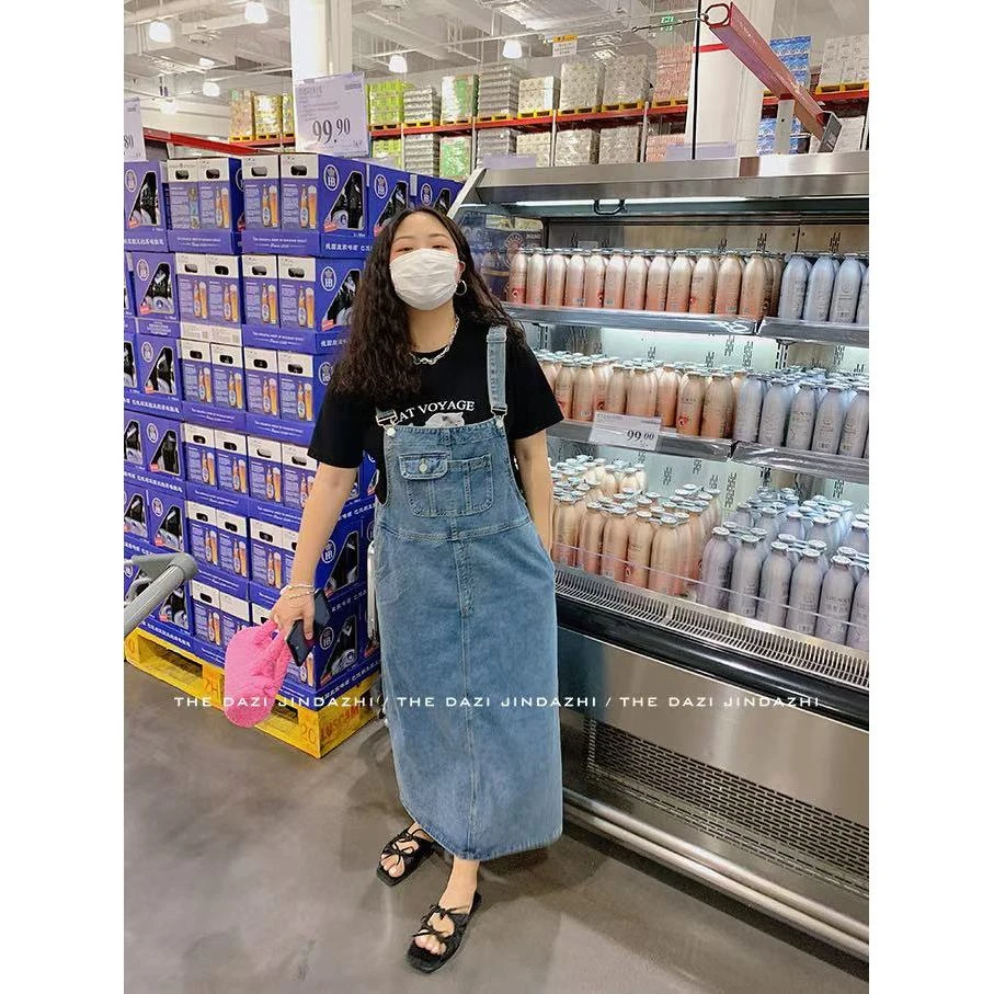 （三万）牛仔连衣裙女2025新款微胖大码设计感小众背带裙2810