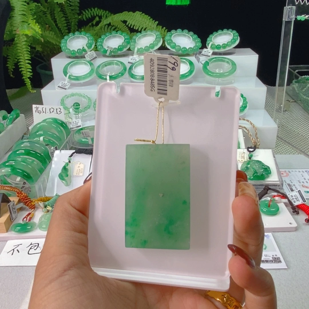 颈饰未镶嵌石英质玉