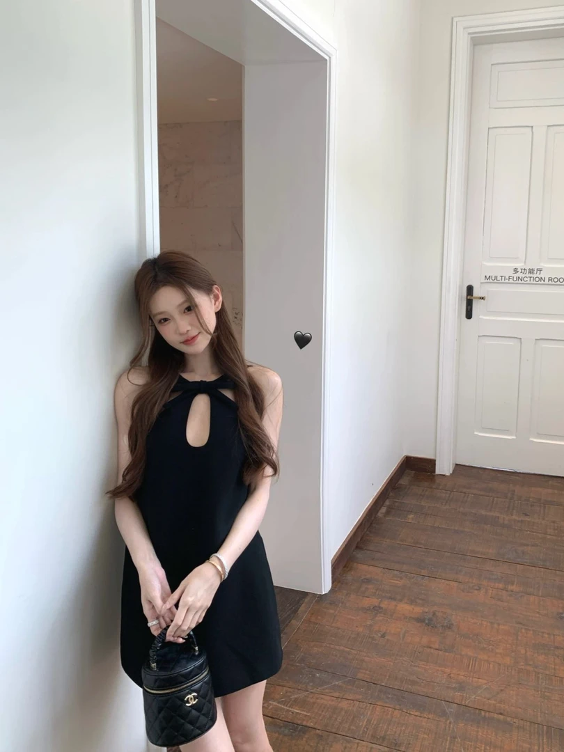 夏季新款纯欲慵懒风女装名媛千金性感露背黑色挂脖裙设计感连衣裙