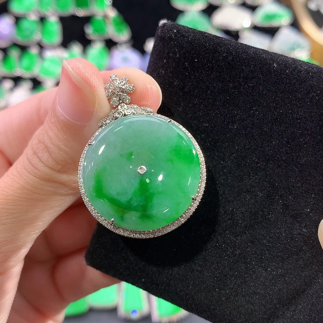 张***了翡翠18K金镶嵌颈饰