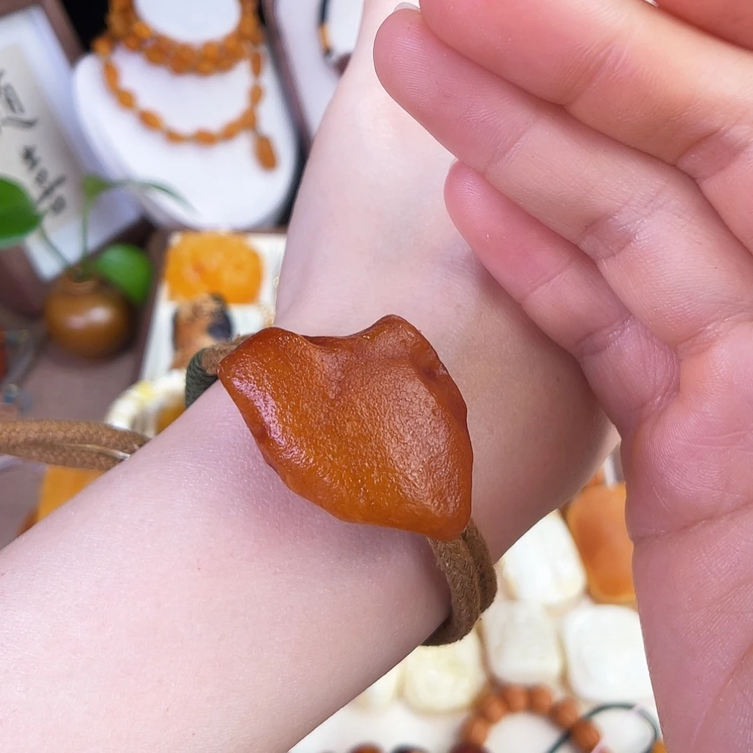 琥珀珠宝奇石未镶嵌。