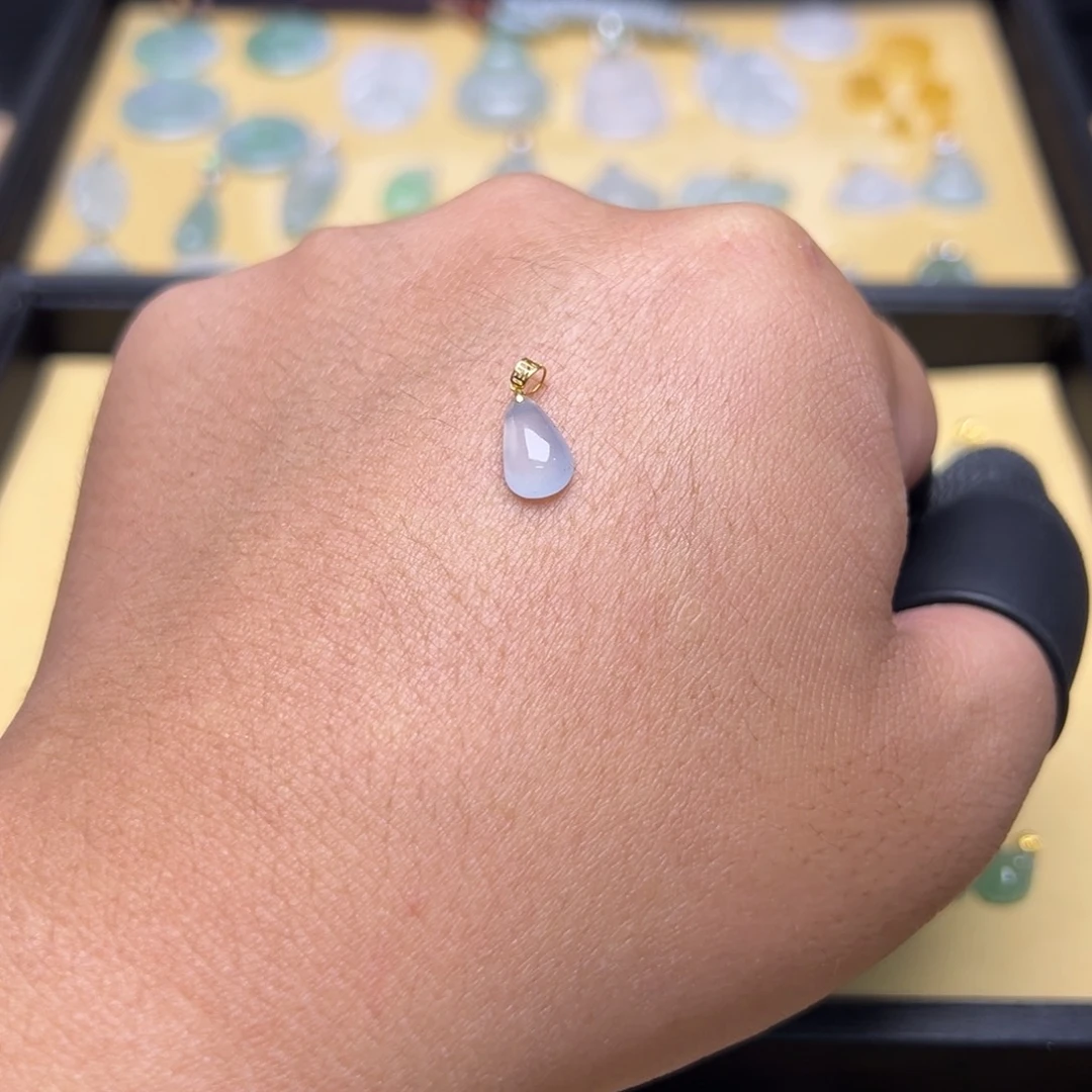 翡翠18K金镶嵌颈饰水滴