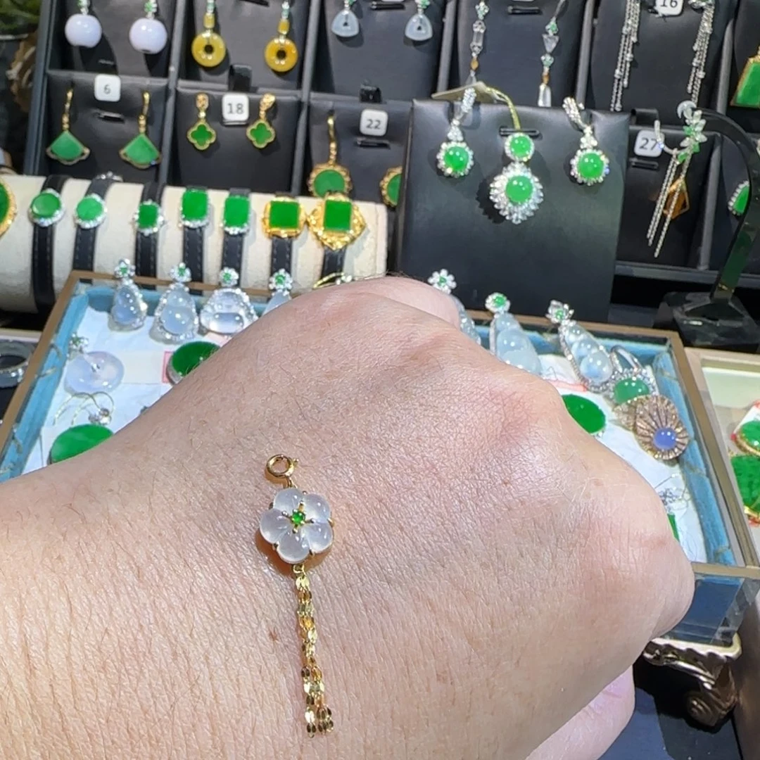 翡翠18K金镶嵌颈饰吊坠