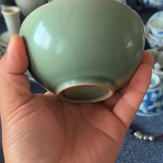 秦***石一个龙泉窑口的小茶碗
