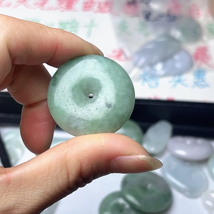 翡翠未镶嵌颈饰平安扣