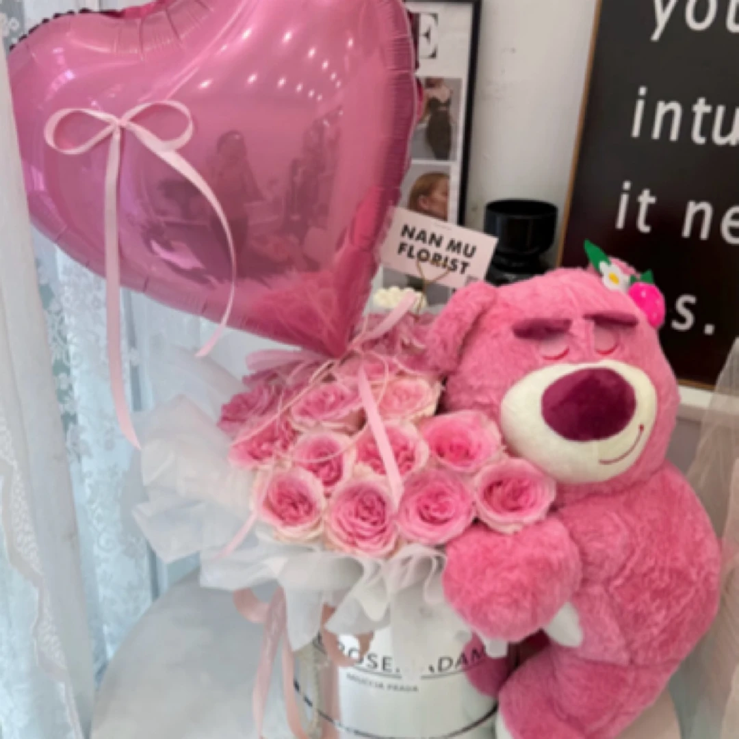 【爱的抱抱】13支粉色落神玫瑰草莓熊抱抱桶同城速递