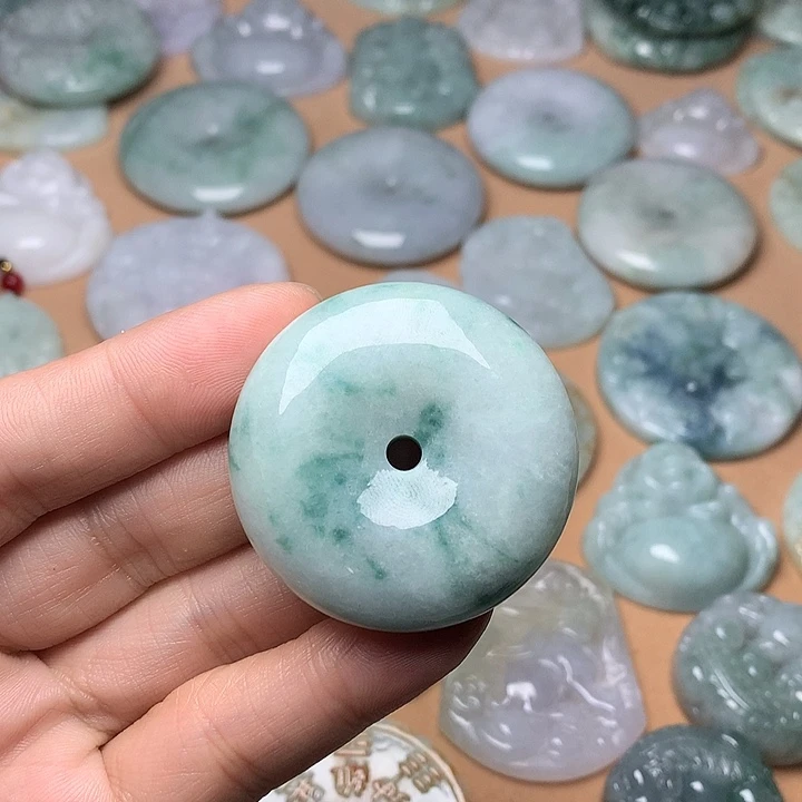 翡翠未镶嵌颈饰平安扣