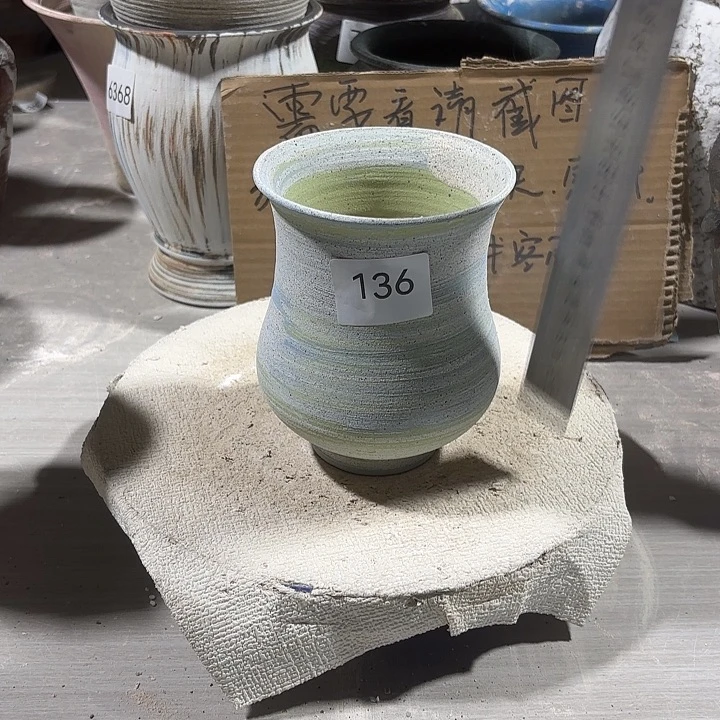摆件陶高14，口8.5，有孔，136