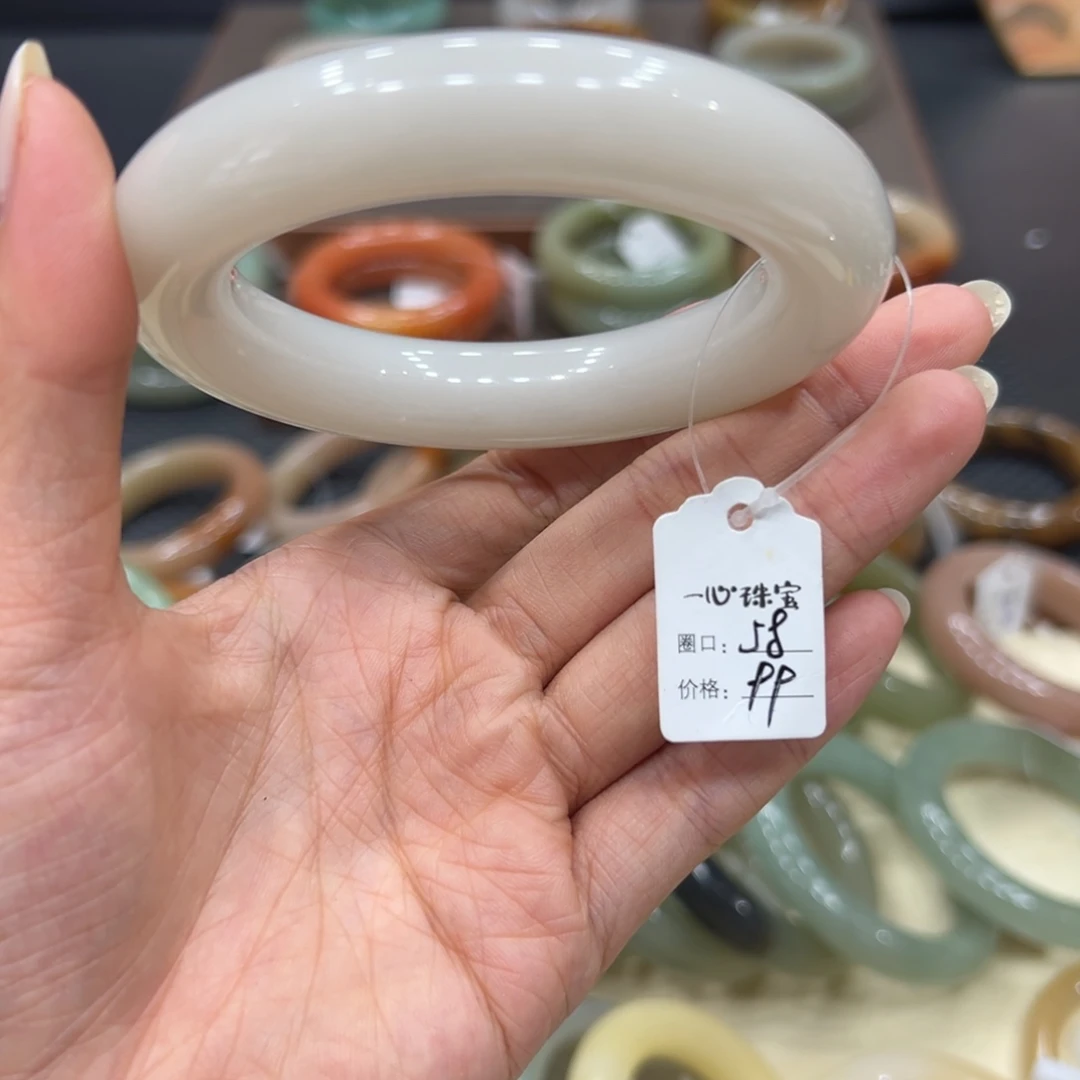 未镶嵌手镯石英质玉
