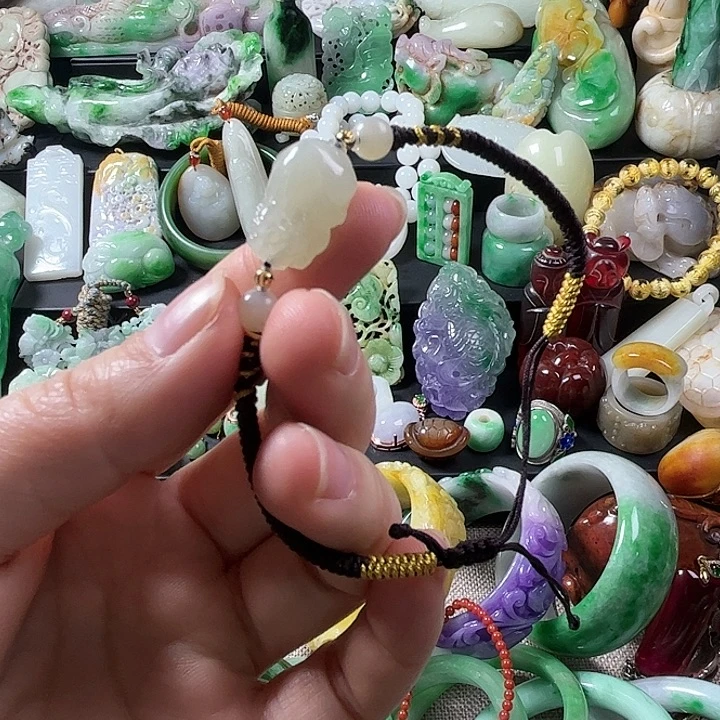 翡翠未镶嵌颈饰翡翠未镶嵌颈饰