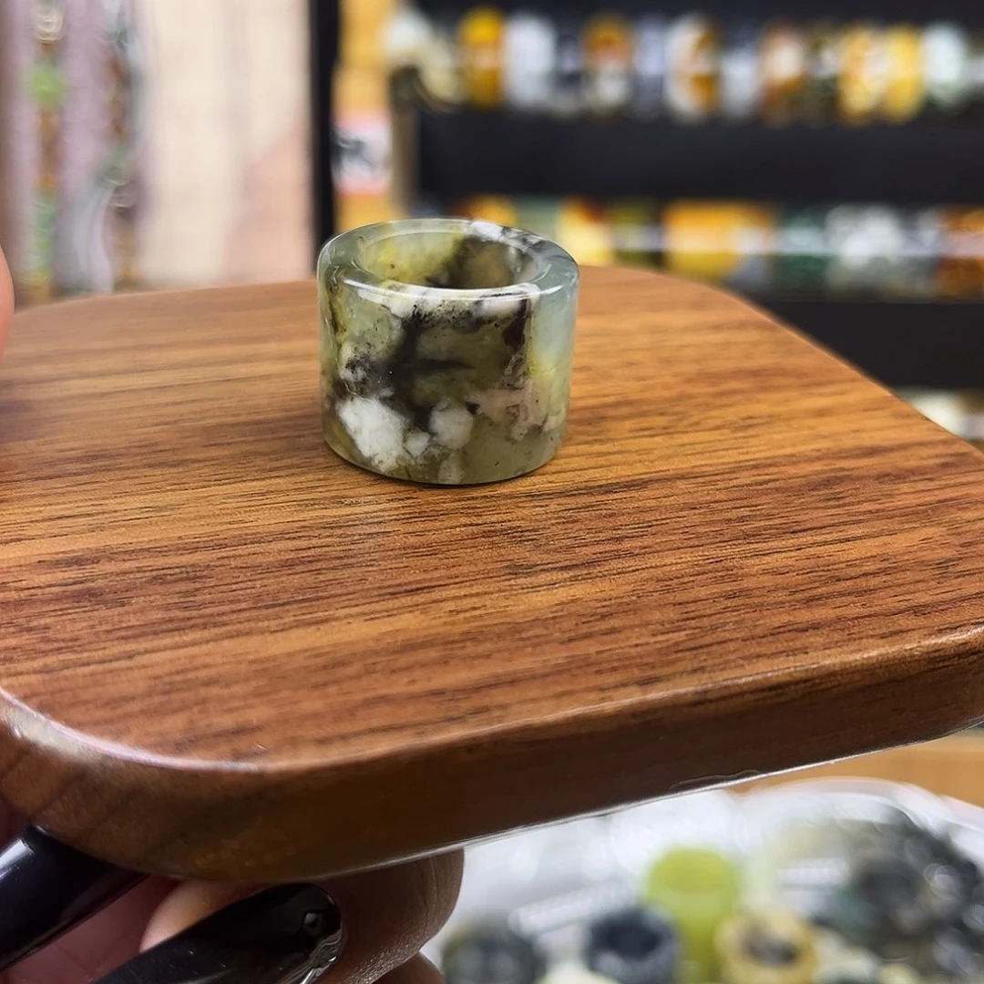 蛇纹石玉未镶嵌戒指16.14微瑕