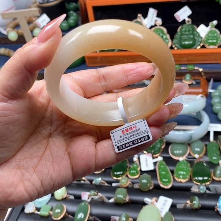 和田玉手镯未镶嵌