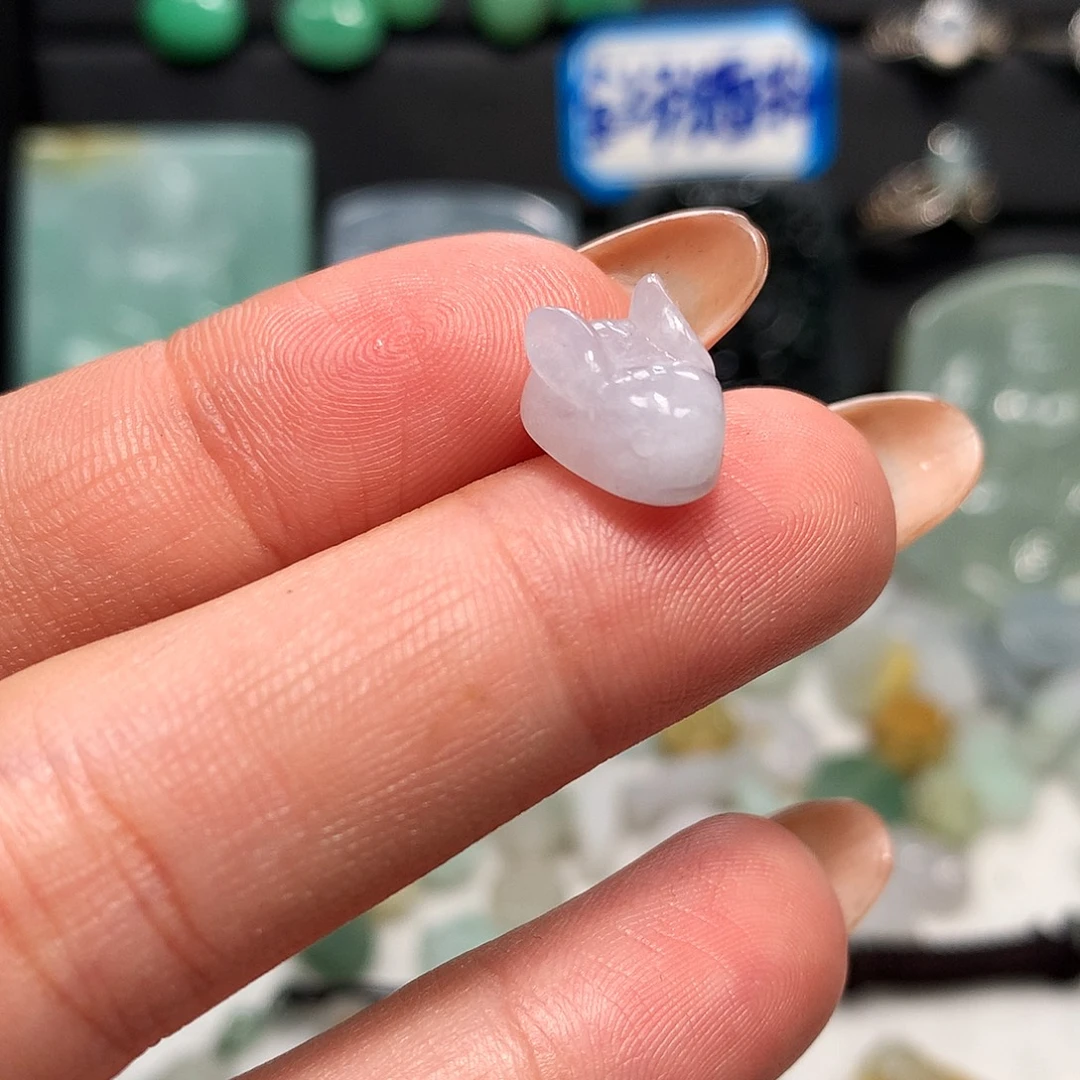 翡翠未镶嵌颈饰兔子