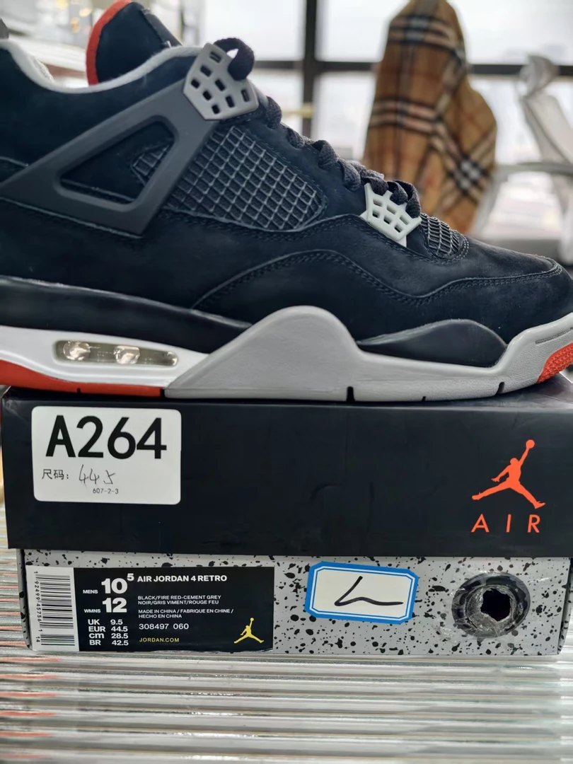 Nike AJ4  公牛 全新原盒  44.5码  11月19  孙 A264