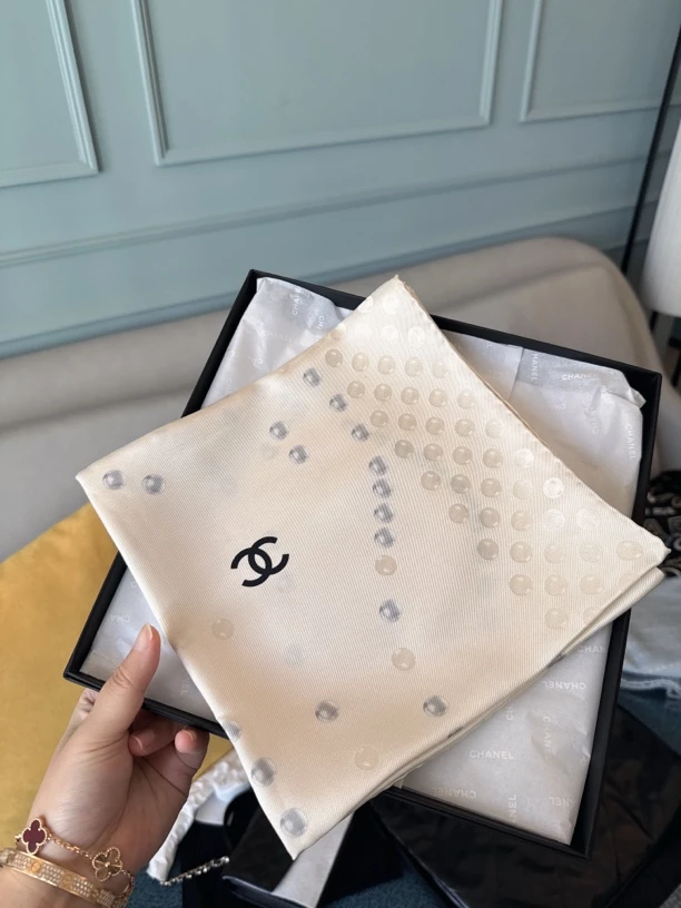 全新未使用 Chanel/香奈儿 澳海贝/珍珠方巾丝巾90*90白色