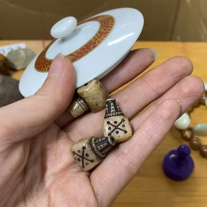 瓷片哈中工工艺品一件