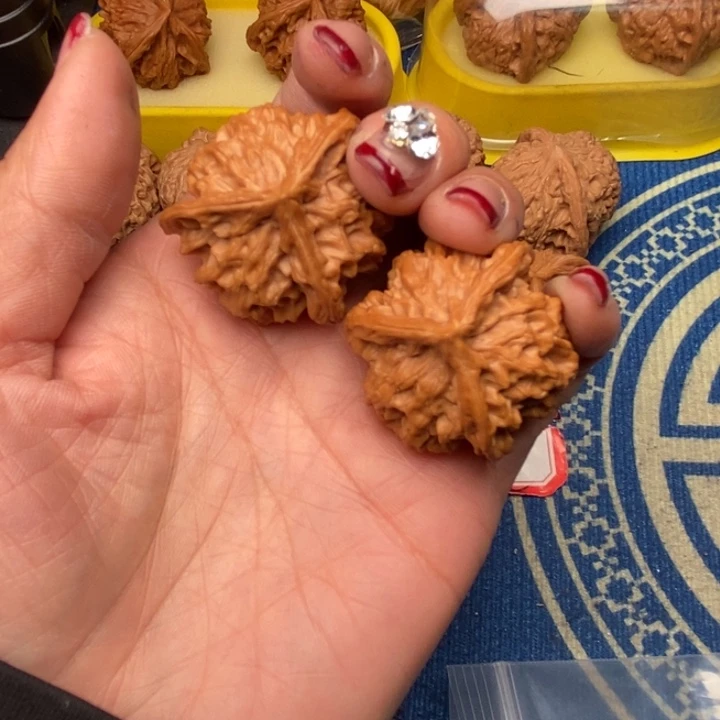 吊坠桃核三棱核桃