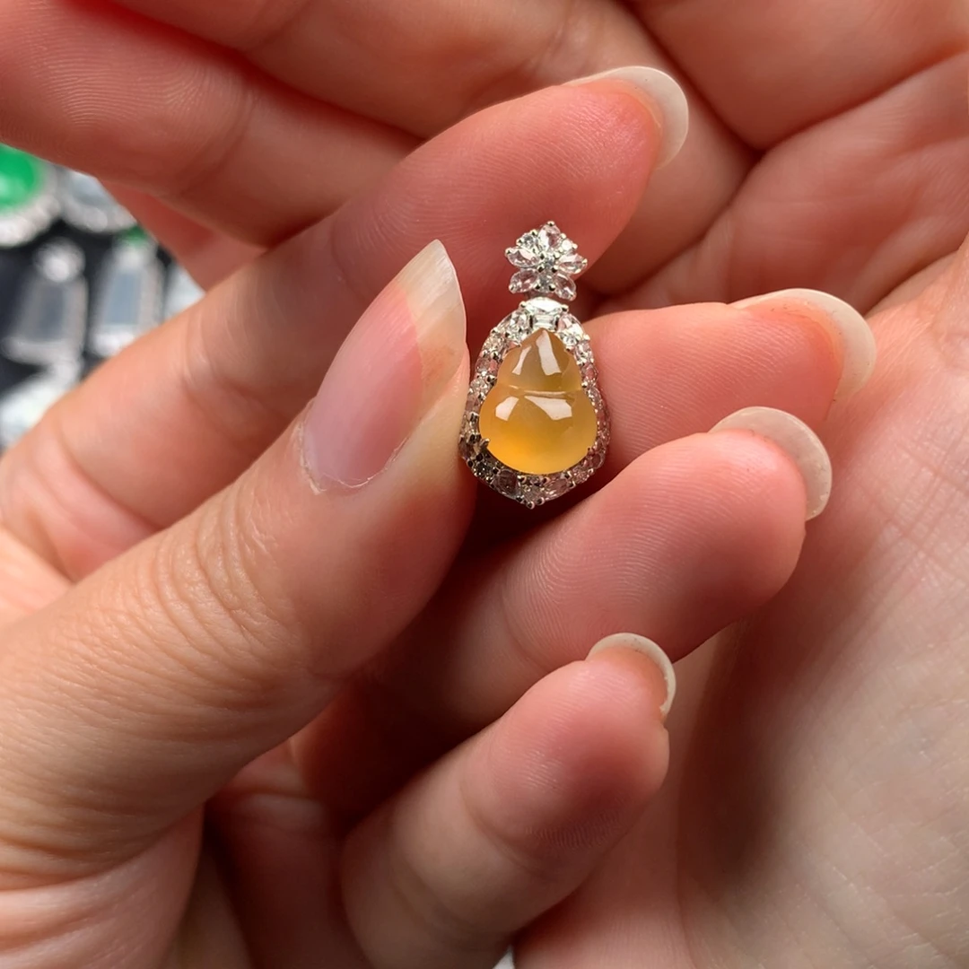 颈饰18K金镶嵌翡翠冰萃蜂蜜柚子茶