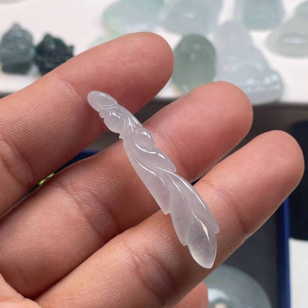 翡翠未镶嵌颈饰郁金香