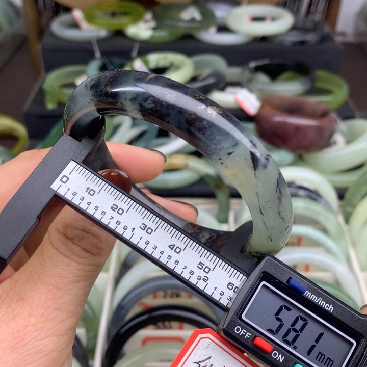 蛇纹石玉未镶嵌手镯332