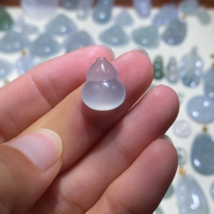 翡翠未镶嵌颈饰葫芦