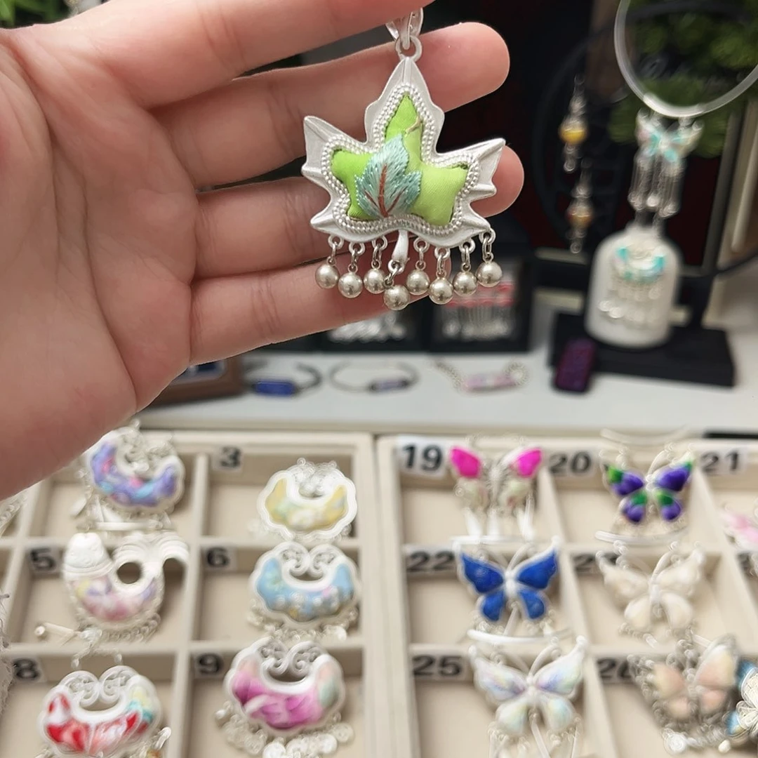 织绣绿色小枫叶吊坠