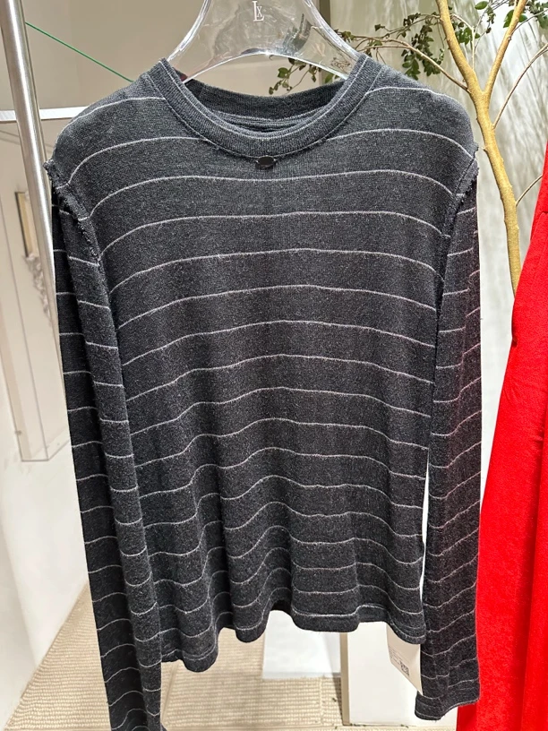 前钉小标针织条纹上衣