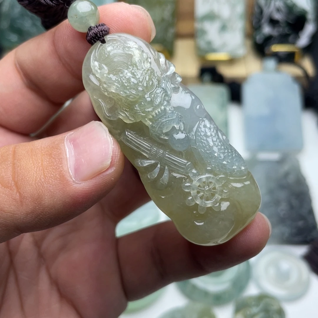 翡翠未镶嵌颈饰龙牌