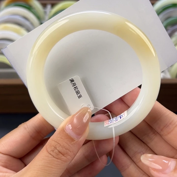 未镶嵌手镯和田玉芭莎蜜糖