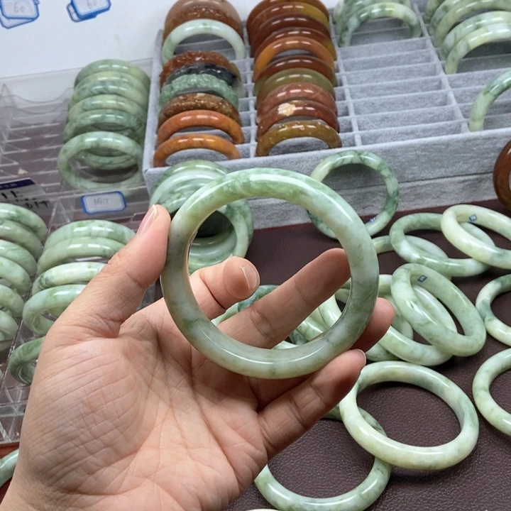 蛇纹石玉手镯未镶嵌庞*艳