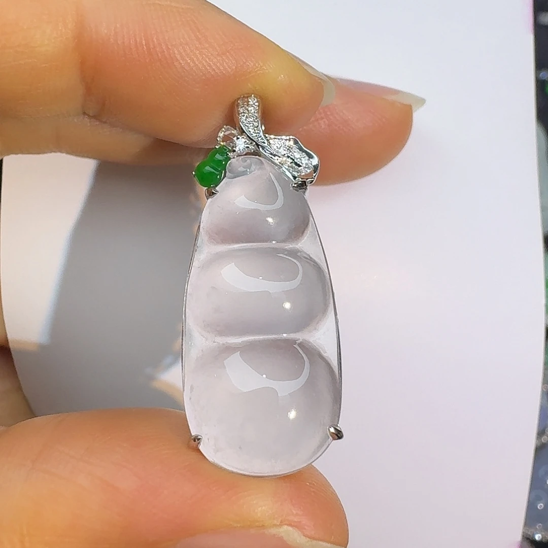 翡翠18K金镶嵌颈饰白冰福豆吊坠