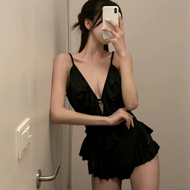 黑色吊带V领荷叶边镂空连体泳衣女韩国ins露背温泉度假性感网红