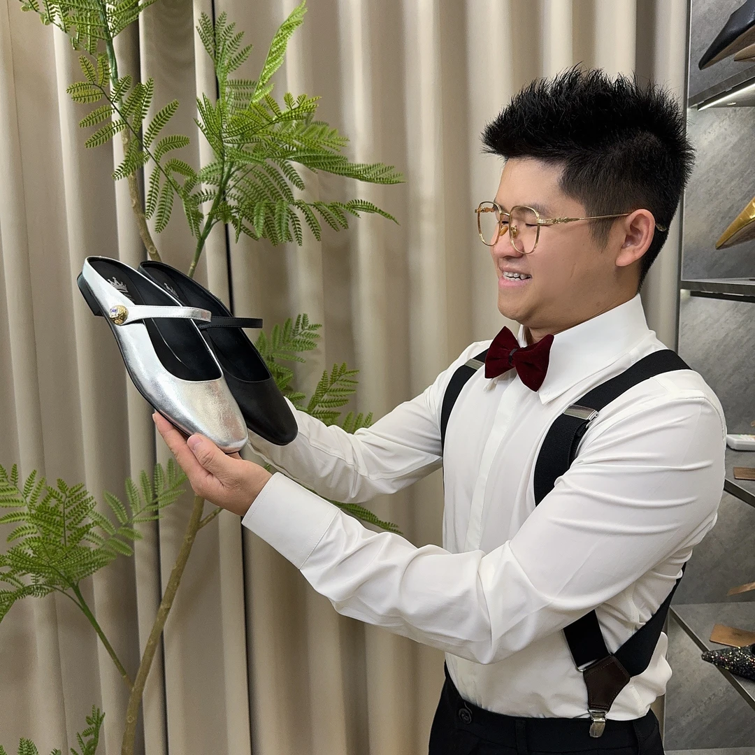 （跟高2cm）2025牛皮金属扣带圆方头低跟单鞋百搭时尚