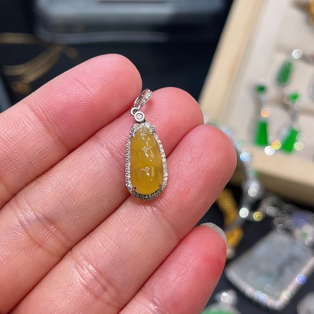 翡翠18K金镶嵌颈饰黄翡福豆