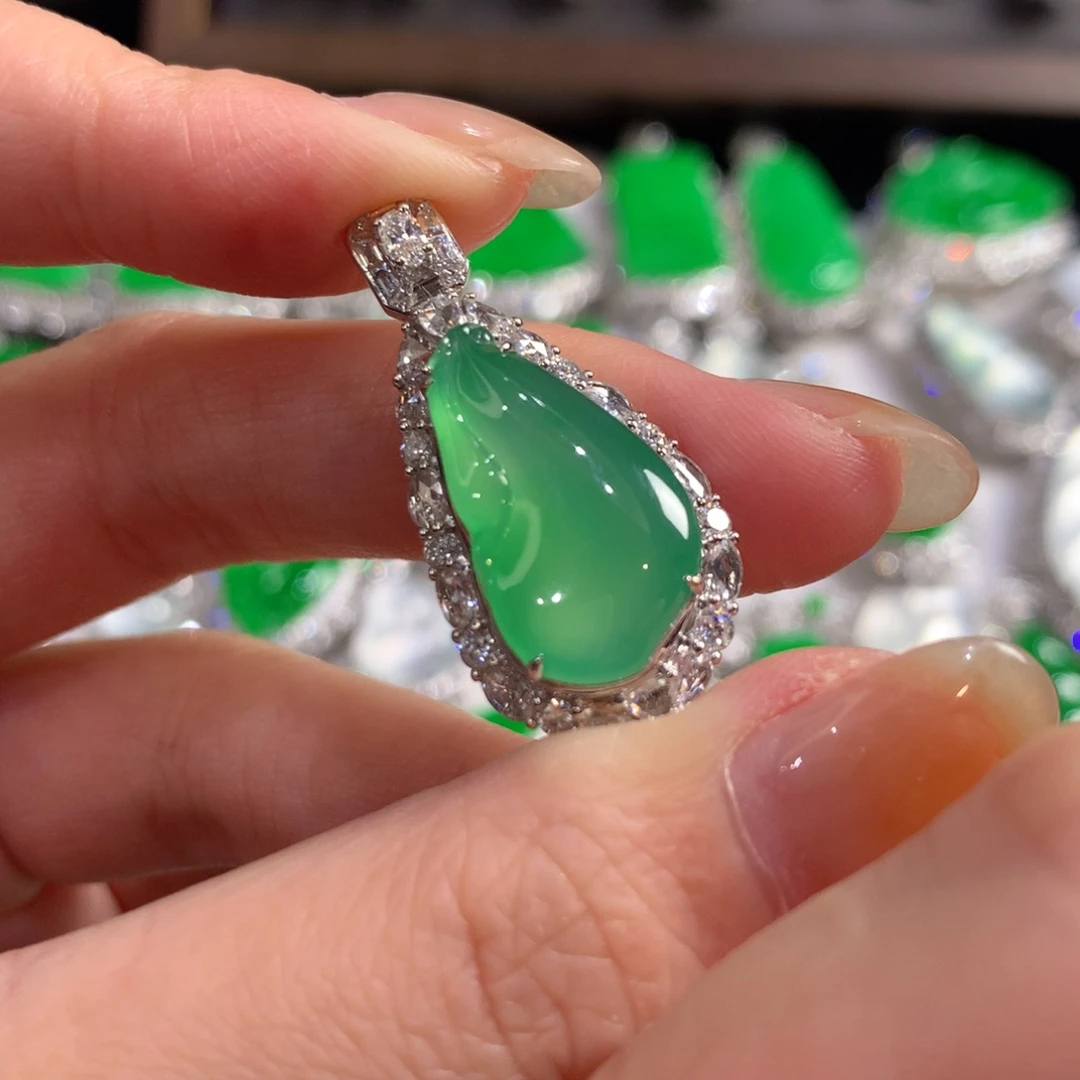 翡翠18K金镶嵌颈饰福瓜