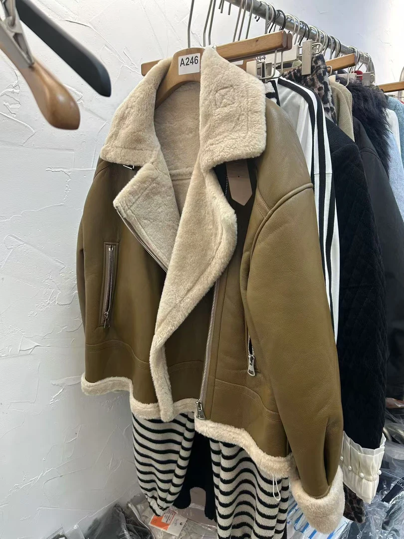 大麦家新款 颜色很特别的皮毛一体外套 过年穿好看