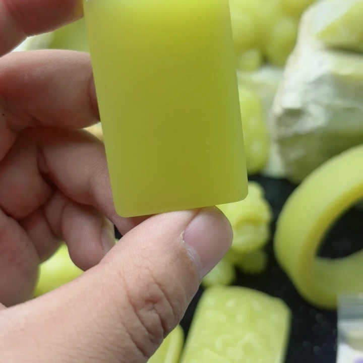 布新疆若羌黄玉小无事牌