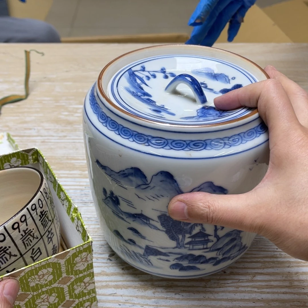 瓷片和**都密密麻麻地排列着一个