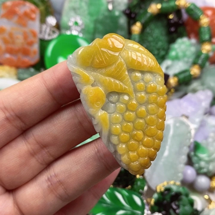 翡翠未镶嵌吊坠(赠链)