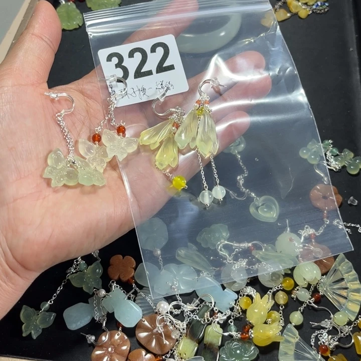 蛇纹石玉耳饰未镶嵌白*