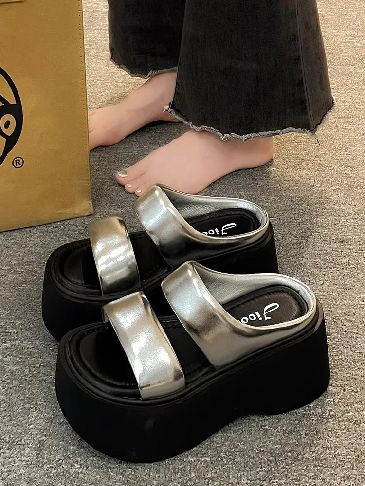 6cm厚底小个子凉拖鞋女夏外穿2025新款网红超火时尚配裙子沙滩鞋