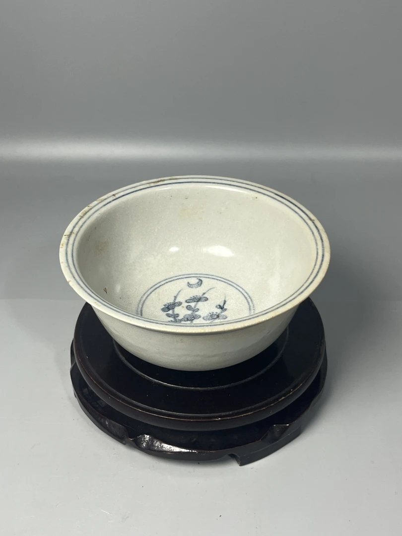 明青花刻花大碗，全品相，碗内有一处小爆釉，釉面有白色土斑。陶瓷